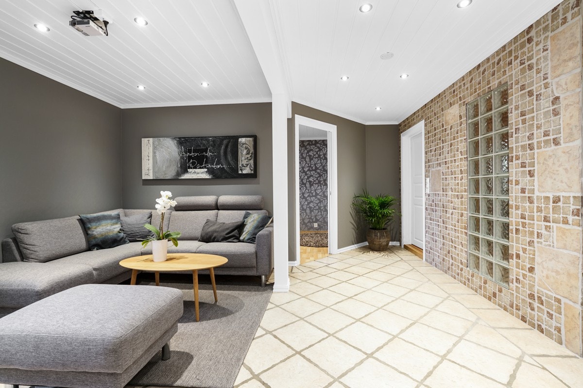Kjellerstuen har rustikke, ulike fliser, både på gulv og vegger, samt downlights i tak. Galleribilde