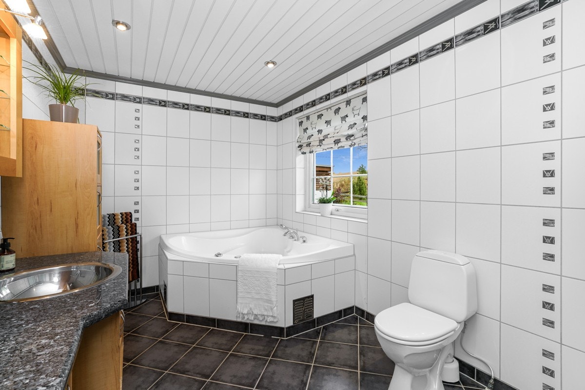 Rommet ble renovert i 2004 og har innredning i naturfarge, bestående av servantskap, veggskap, høyskap og speil med overlys. Galleribilde