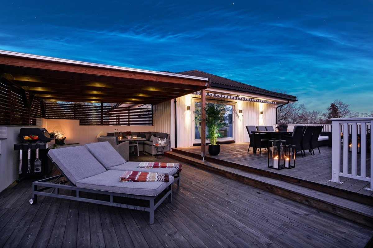 Velkommen til Åsleiastubben 7, en meget velholdt innholdrsik enebolig med solrike fantastiske utplasser/terrasser. Her kan en nyte sommerferie i Norge. Galleribilde