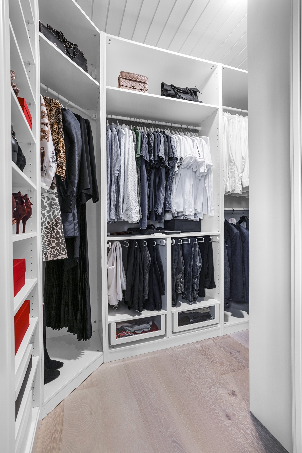 Garderoberom. Galleribilde