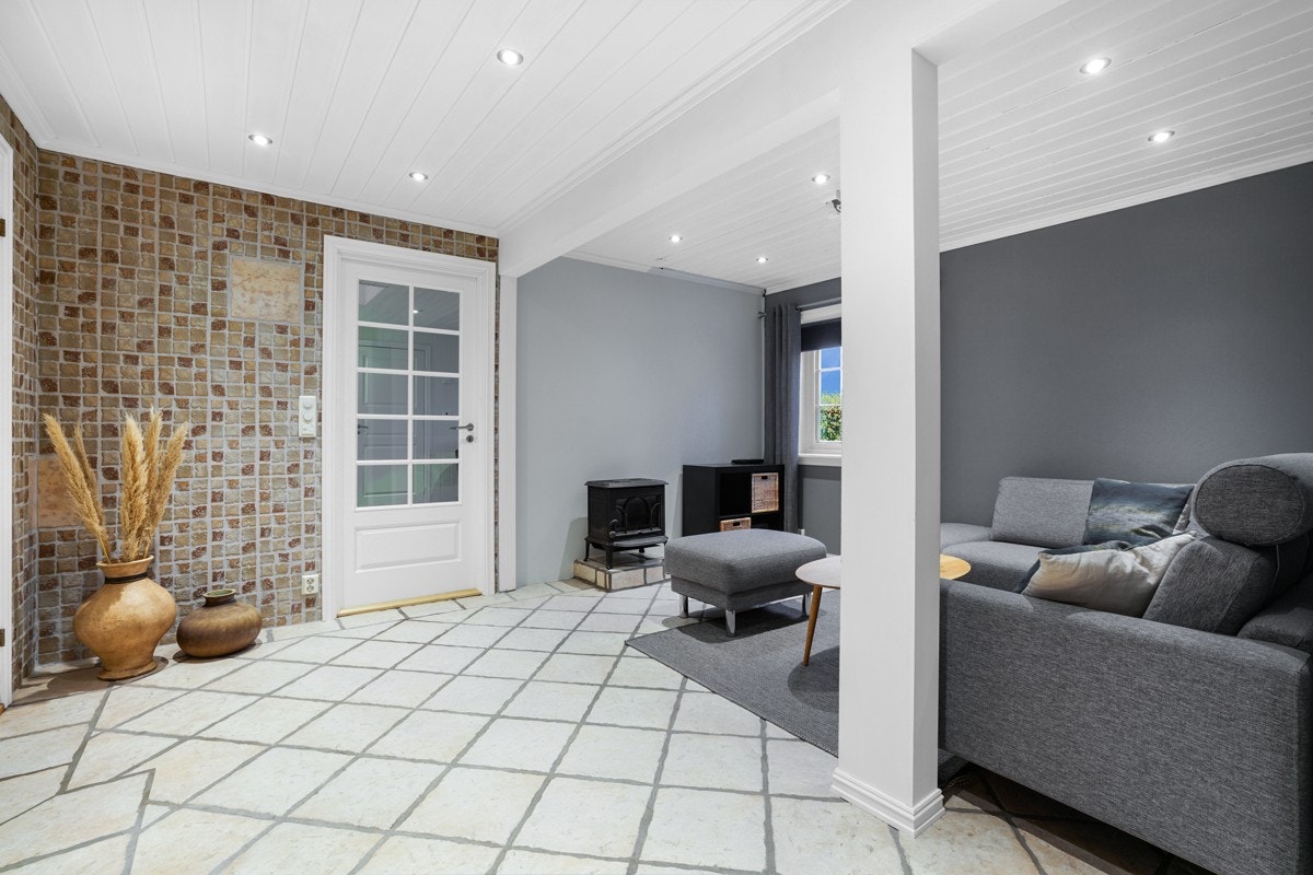 Øvrige vegger er malt i dyp farge, og den ene har felt med glassbyggerstein inn mot det ene soverommet. Galleribilde