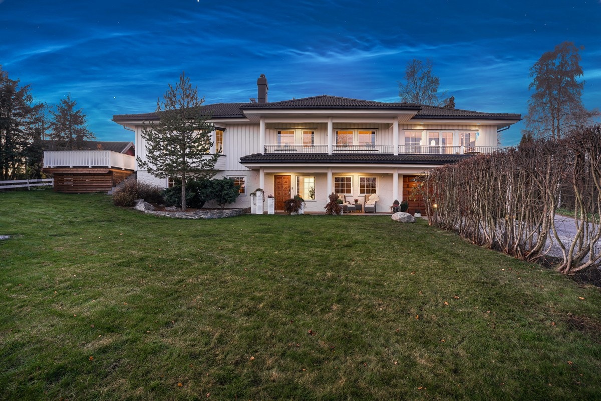 Eiendommen er på i overkant av 1,1 mål og pent opparbeidet med plen, hekk, trær, blomsterbed, busker og noe fjellknauser Galleribilde