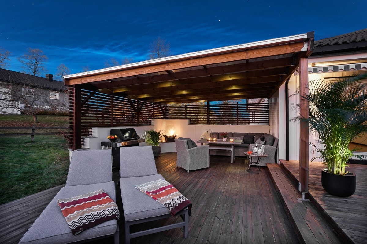 Eiendommen har fantastiske flotte uteplasser! Usjenerte og solrike. Galleribilde