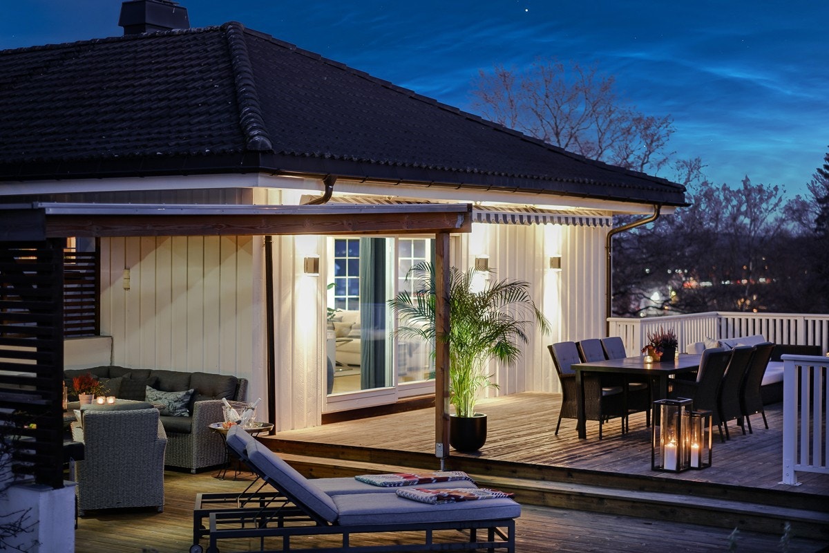 Det er balkong på ca. 16 kvm langs fasaden, med varmekabler i flissatt del, og en overbygd terrasse på ca. 80 kvm, utvidet i perioden 2016/18. Galleribilde