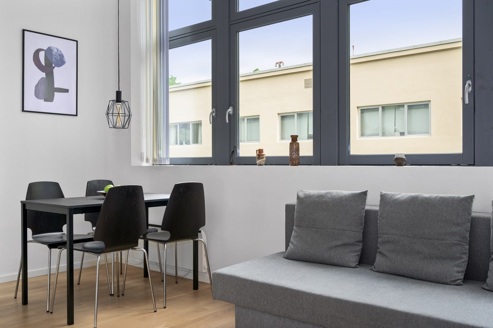 Store vindusflater som slipper inn mye naturlig lys Galleribilde