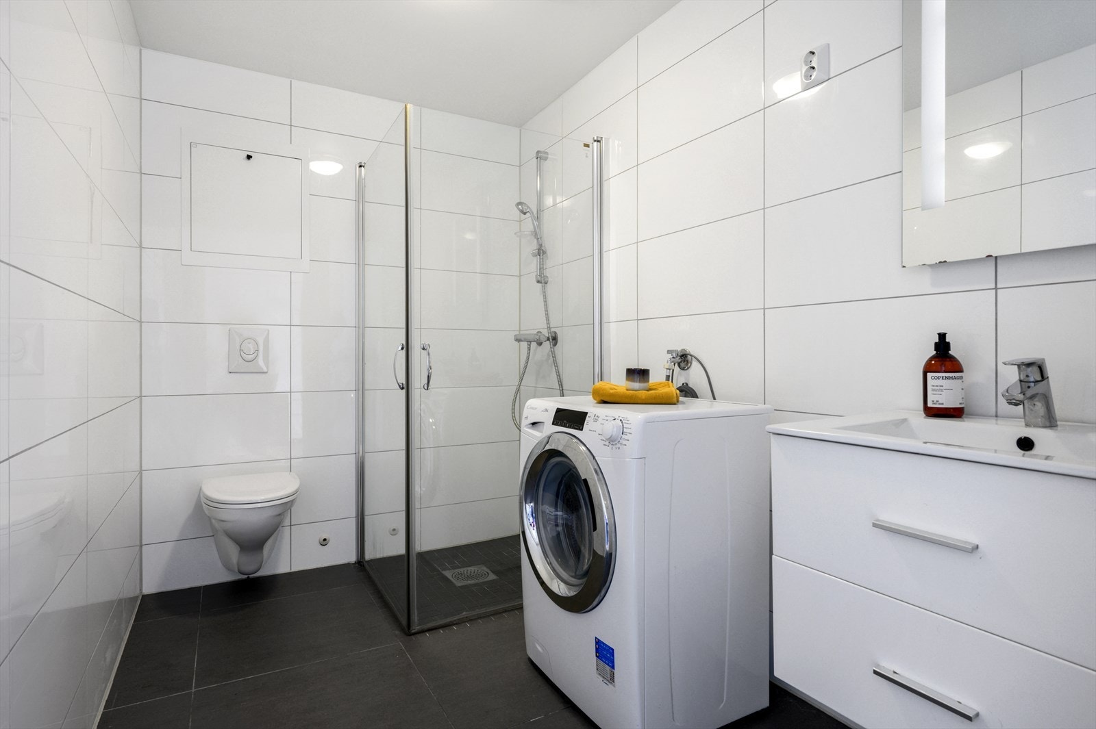 Stort flislagt bad med tidløse fliser og gode lysforhold - varmekabler på badet Galleribilde