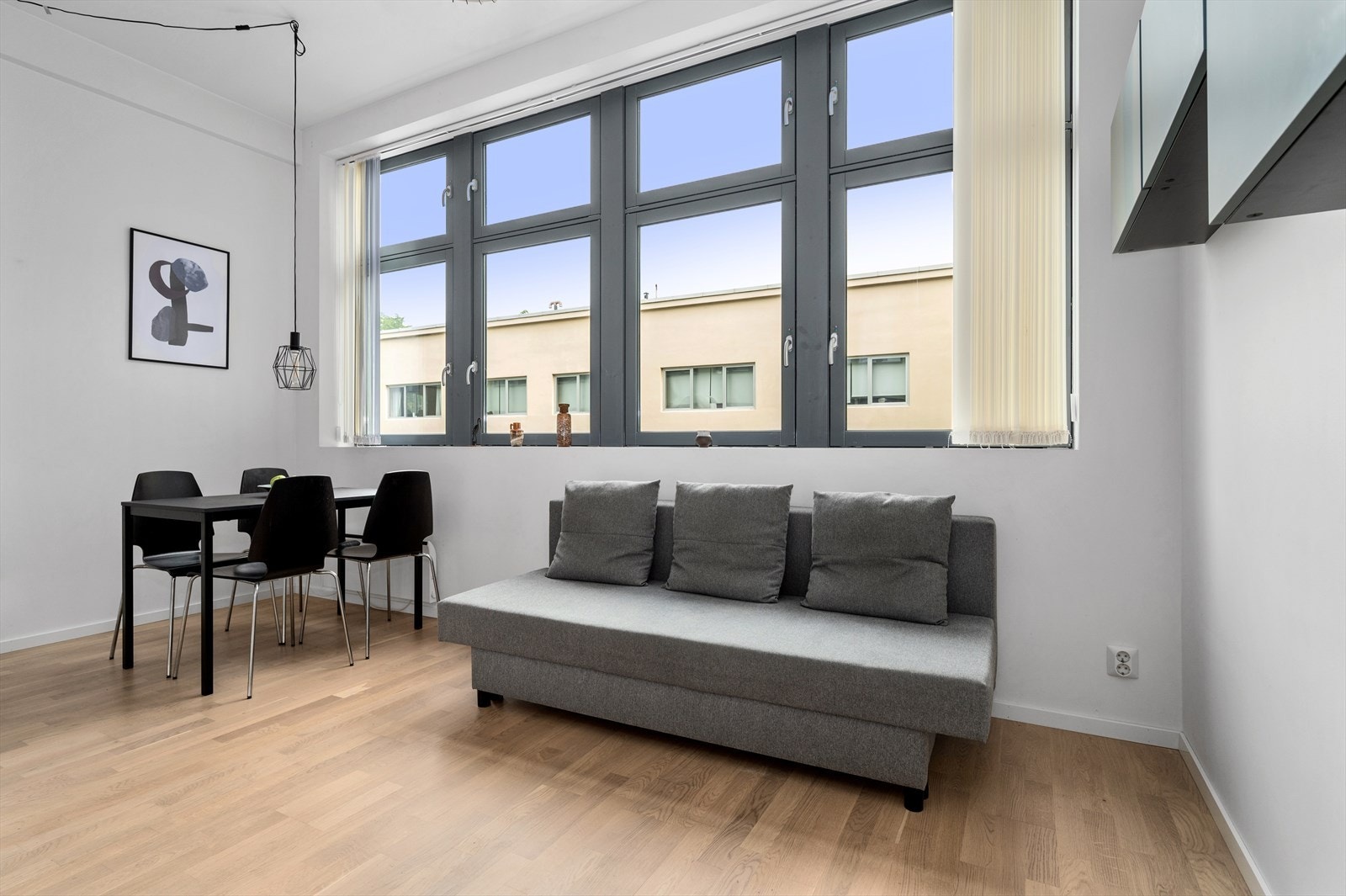 Dagens eier benytter en praktisk sovesofa, det er en meget god løsning og kan følge med kjøpet om ønskelig Galleribilde