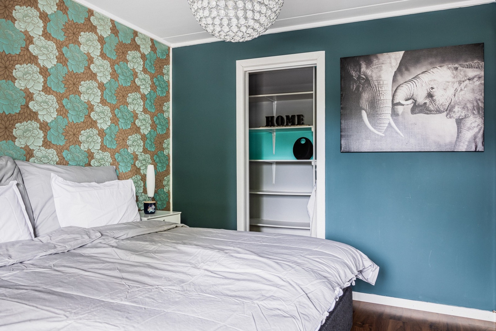 Direkte inngang til walk-in closet. Galleribilde