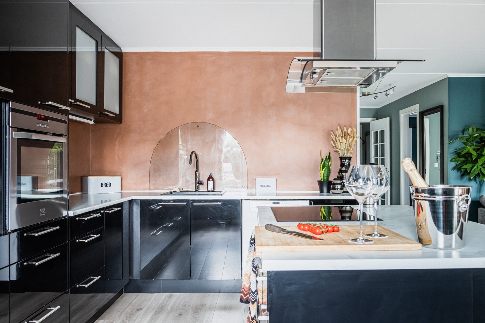Stilren finish med integrerte hvitevarer. Galleribilde