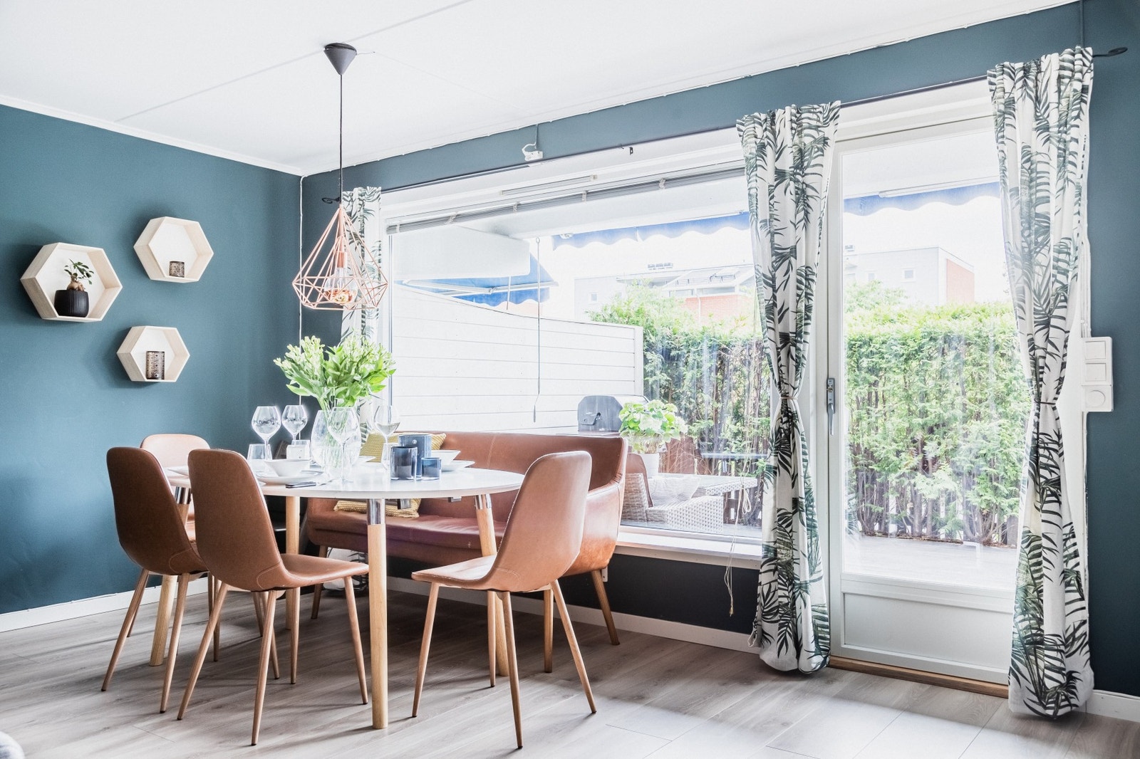 God plass til et langstrakt spisebord. Galleribilde