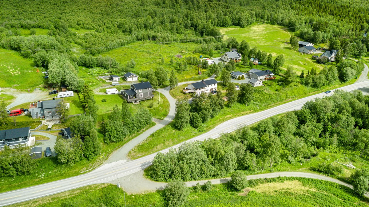 Boligen ligger lite traffikert til i et hyggelig nabolag