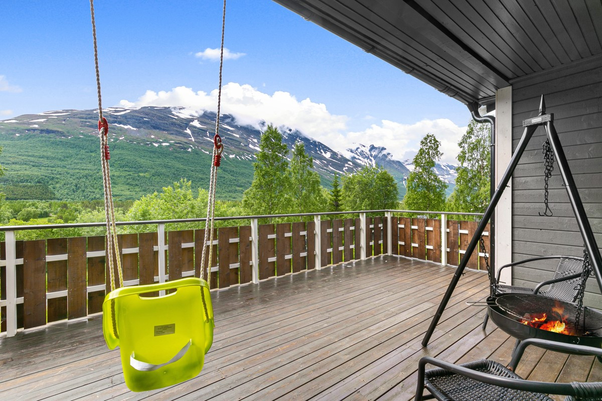 Terrassen er delvis overbygd med god plass til sittegruppe