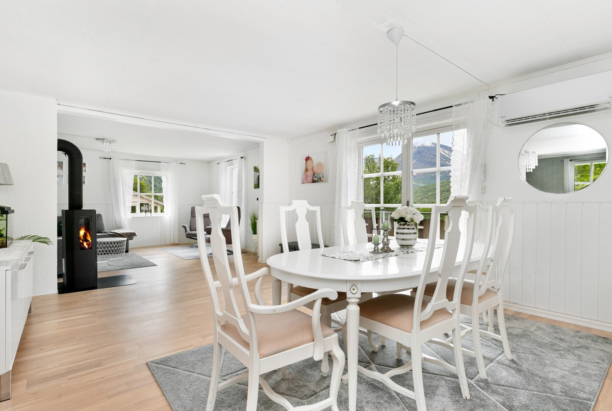 God plass til familien rundt spisebordet