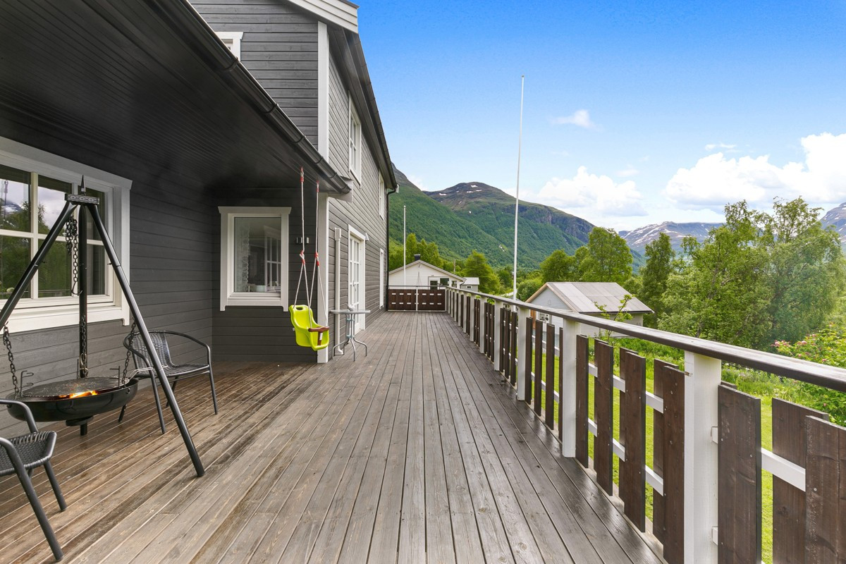 Stor terrasse langs hele boligens front