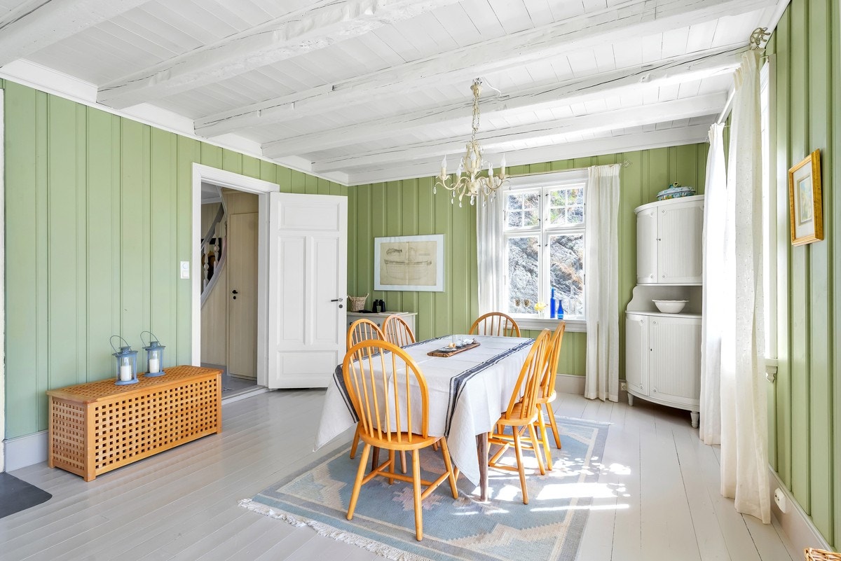 Del av stuen med god plass til spisebord Galleribilde