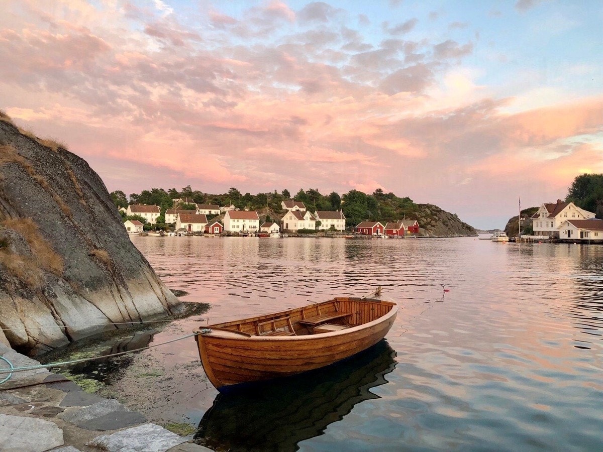 Stemningsbilde fra bryggen med båten fortøyd Galleribilde