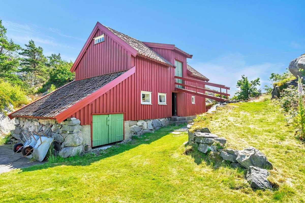 Låvebygningen med sittetraktorgarasje på siden Galleribilde
