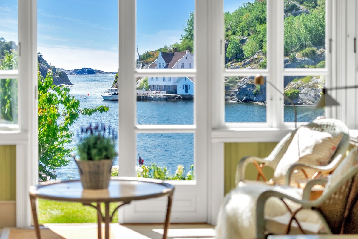 Her kan man sitte i stuen og se utover sjøen og drømme....... Galleribilde