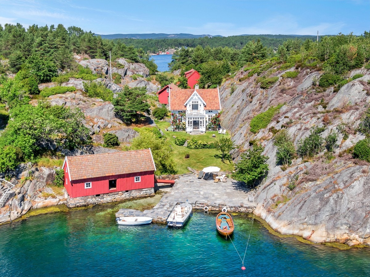 Drømmeeiendom på Steinsøya - her fra bryggen, sjøbua og huset Galleribilde