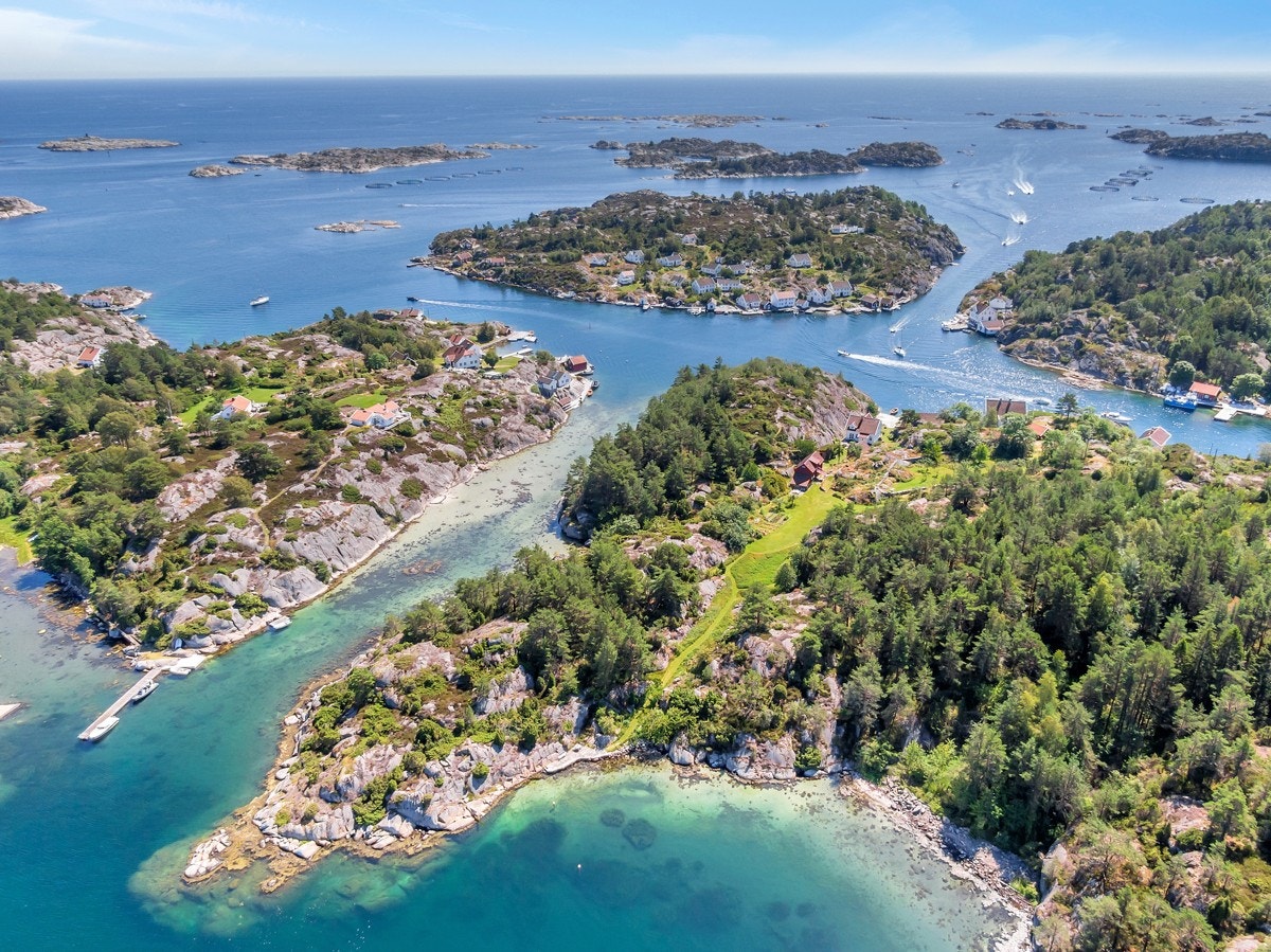 Dronefoto over eiendommen og Game Hellesund Galleribilde