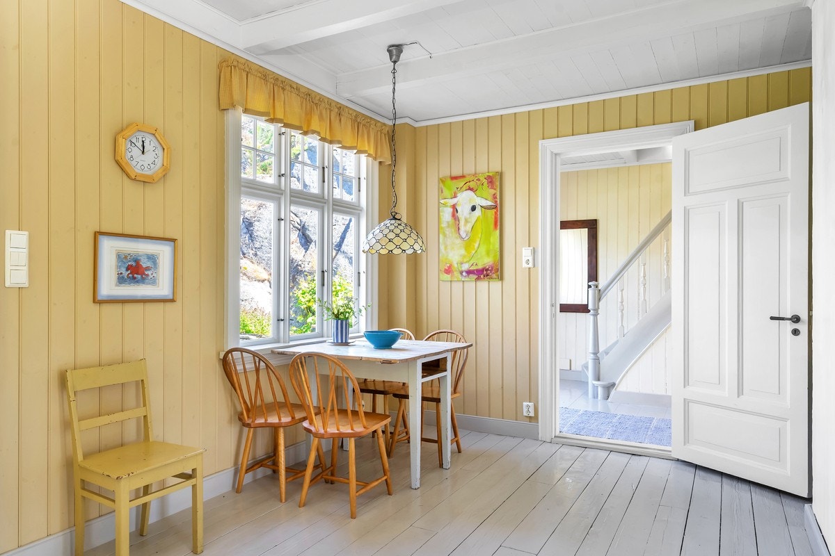 Fra kjøkkenet med dør ut i gangen Galleribilde