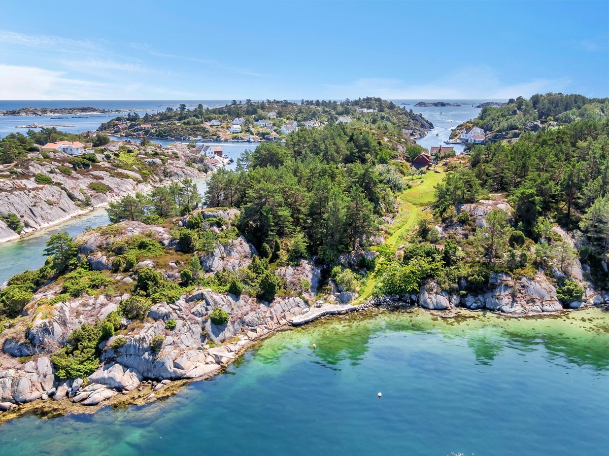 Dronebilde over del av eiendommen - her fra nordsiden med brygge og sandstrand og gressplenallè ned til dette Galleribilde