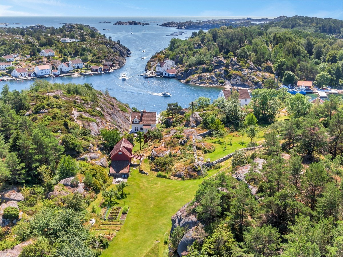 Dronebilde hvor man får et inntrykk av det store hageanlegget på eiendommen Galleribilde
