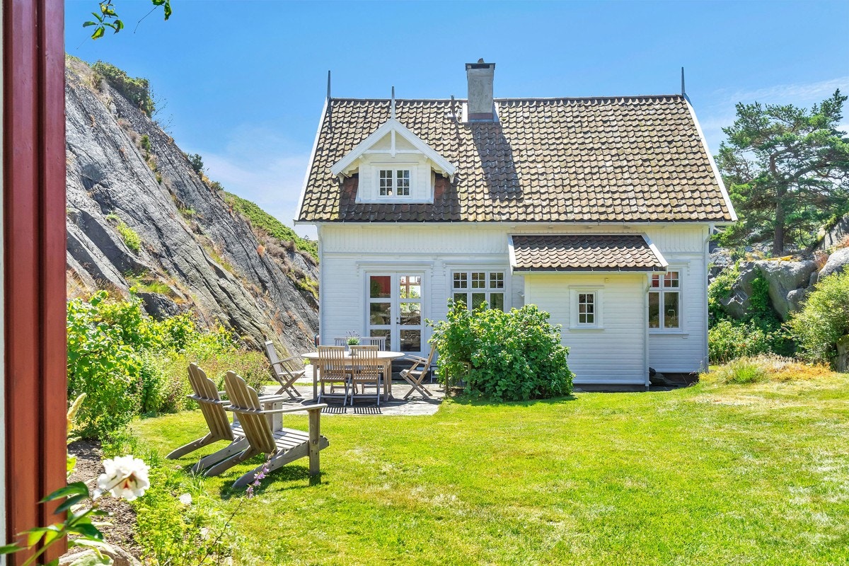 Fra baksiden av huset hvor man har en flott sitteplass som er ypperlig for spisebord Galleribilde