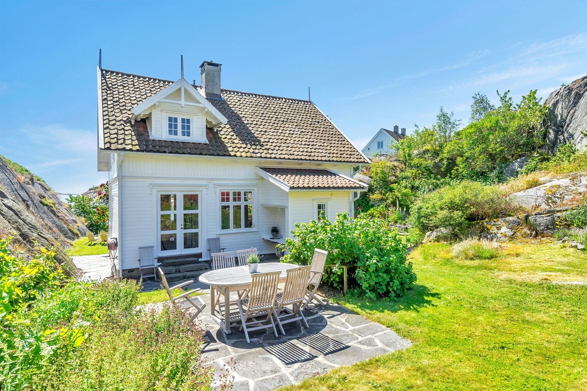 Flott platting på baksiden av huset - ypperlig som frokostveranda - helt usjenert Galleribilde
