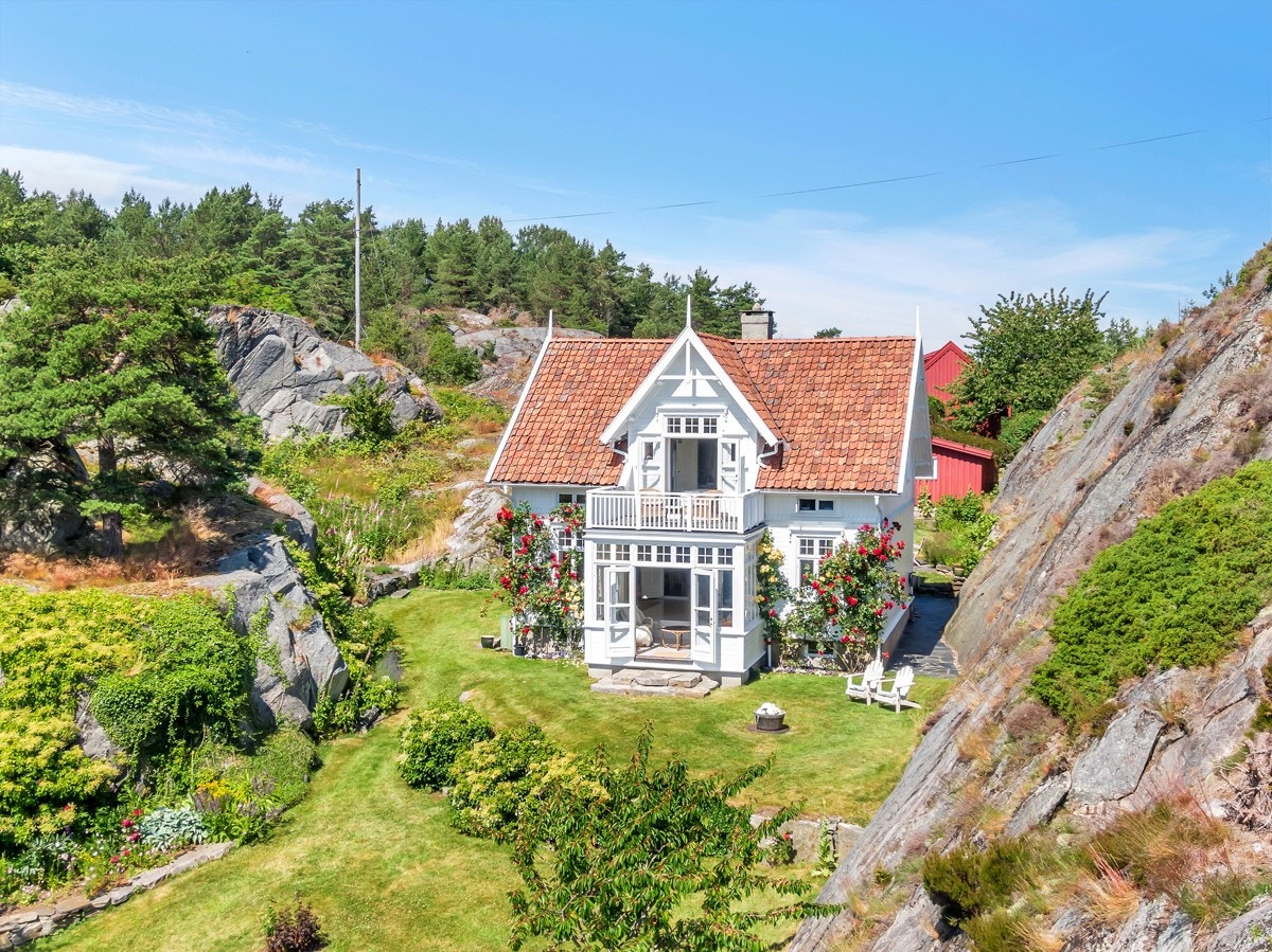 Hovedhuset ligger meget flott til på eiendommen Galleribilde