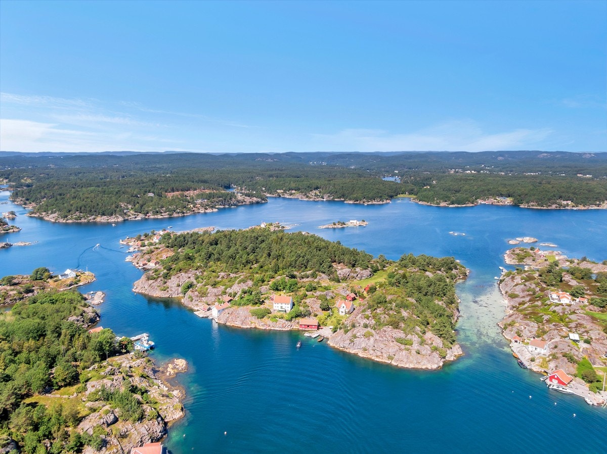 Dronebilde over området og hele Steinsøya Galleribilde