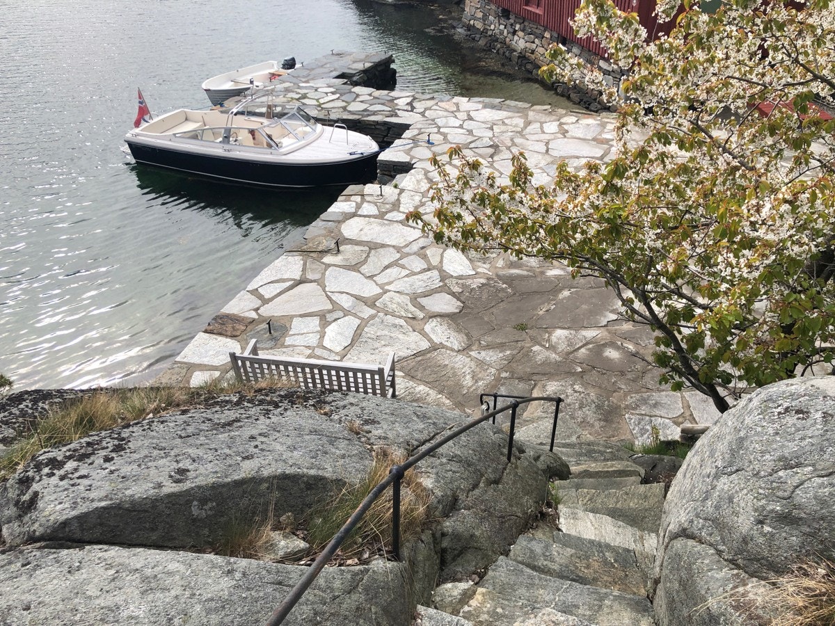 Bilde tatt fra den flotte steintrappen ned mot det store bryggeanlegget Galleribilde