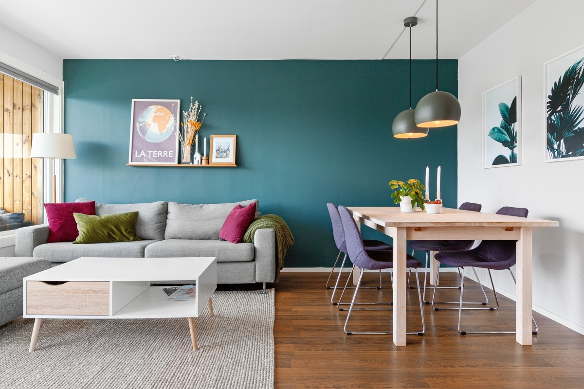 Leilighetens vegger har nylig blitt malt i tidsriktige farger Galleribilde