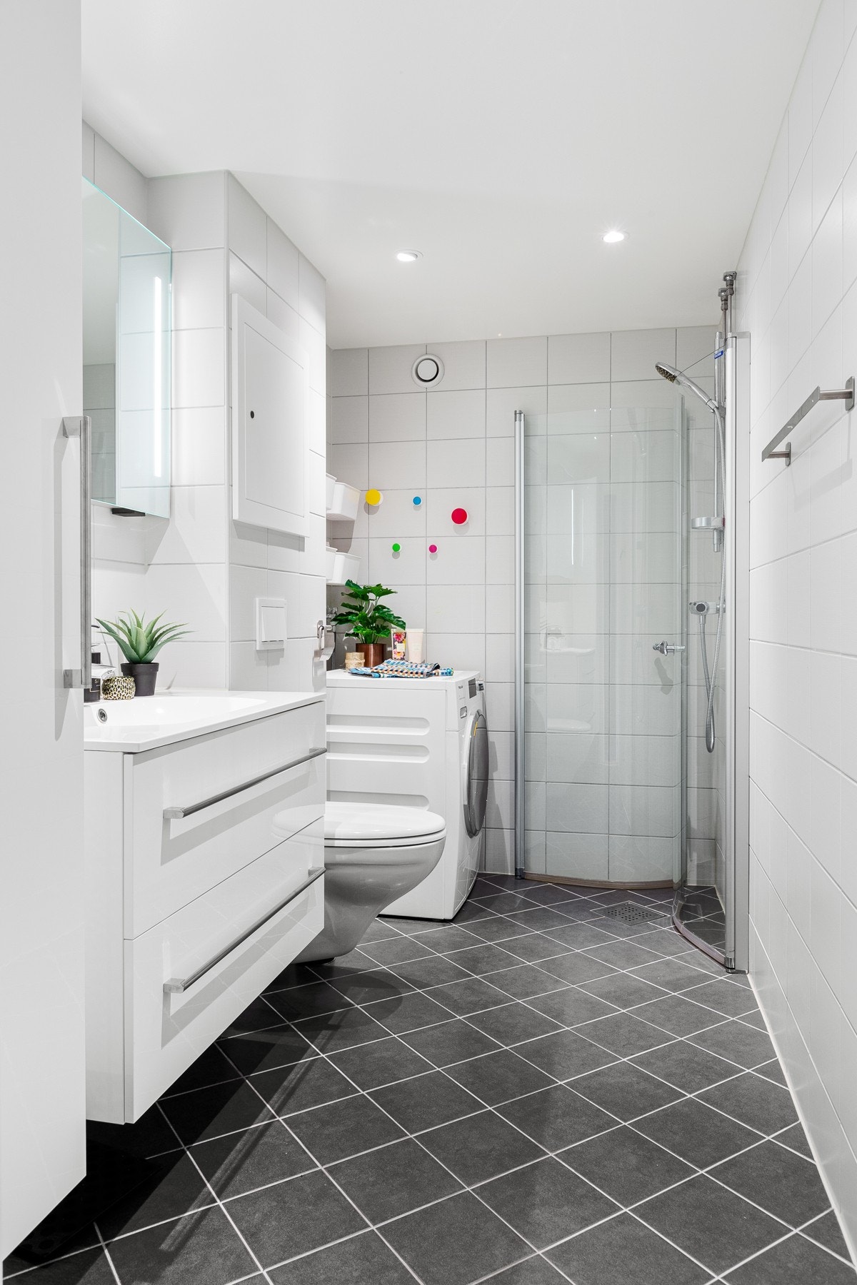 Det er opplegg for vaskemaskin på badet Galleribilde