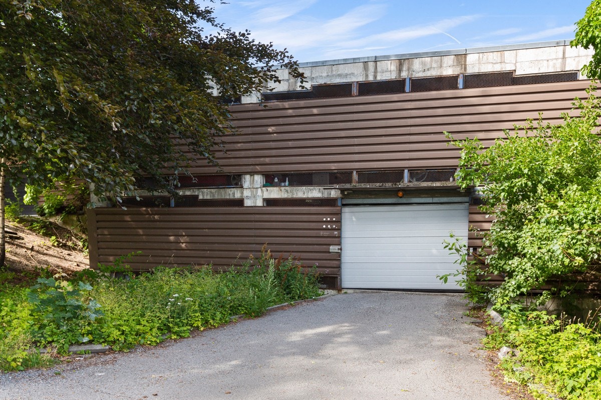 Leiligheten disponerer en garasjeplass i felles lukket garasjeanlegg Galleribilde