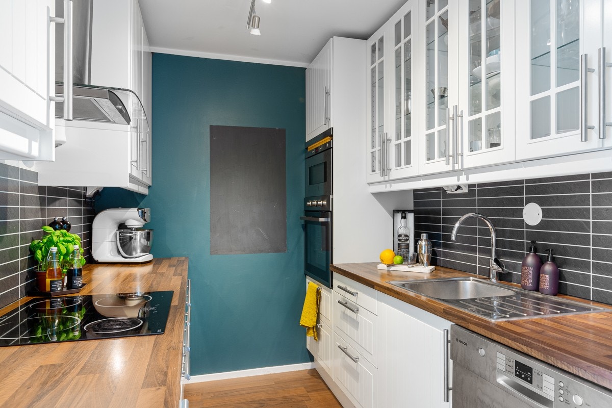 Flott kjøkkeninnredning fra Ikea med hvite profilerte fronter fra 2008 Galleribilde