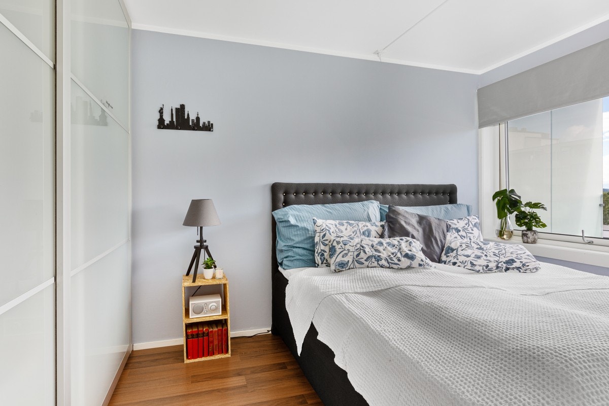 Soverommet er av god størrelse med plass til dobbeltseng Galleribilde