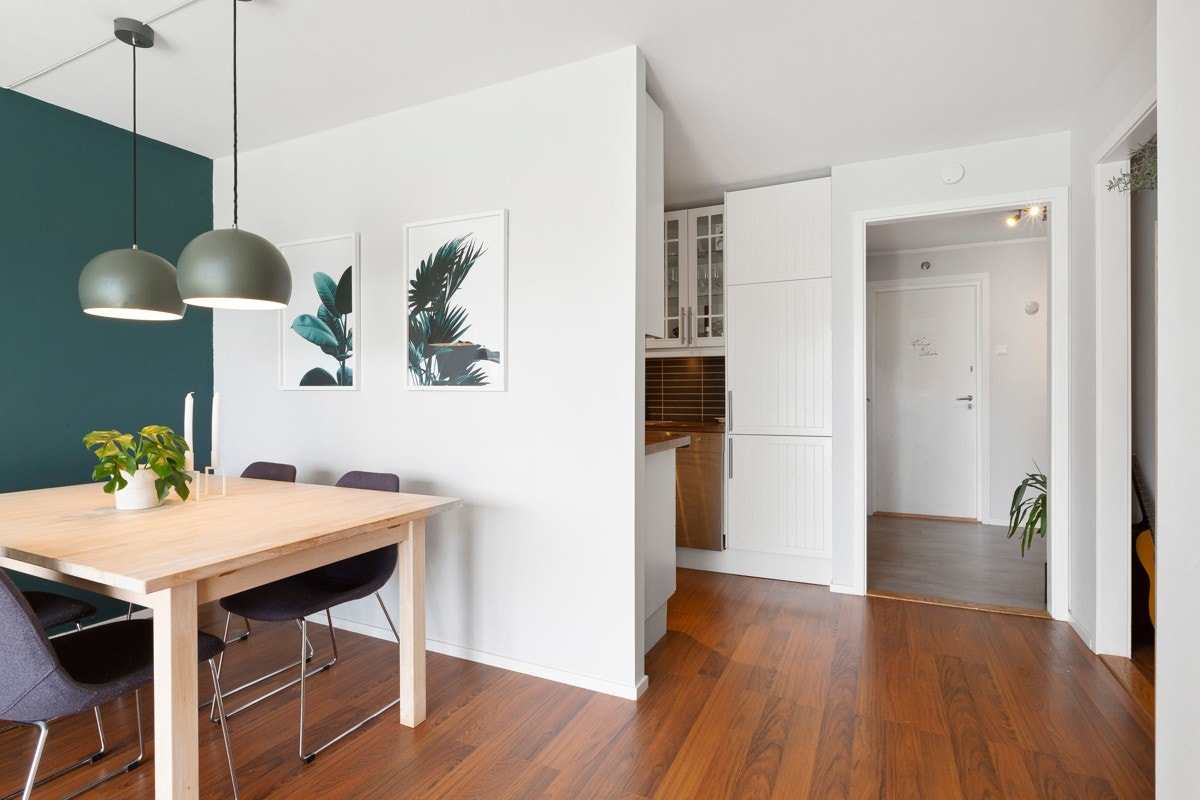 I stuen er det plass til spisebord i tilknytning til kjøkkenet Galleribilde