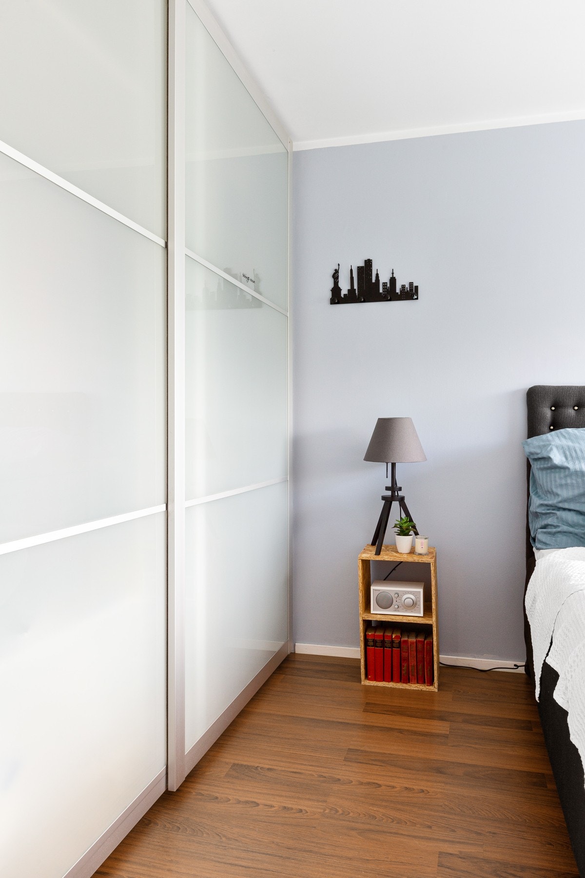 Godt med oppbevaring i skyvedørsgarderobe i soverom Galleribilde