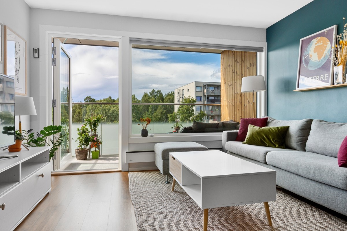 Store vindusflater i stuen sørger for rikelig med lysinnslipp Galleribilde