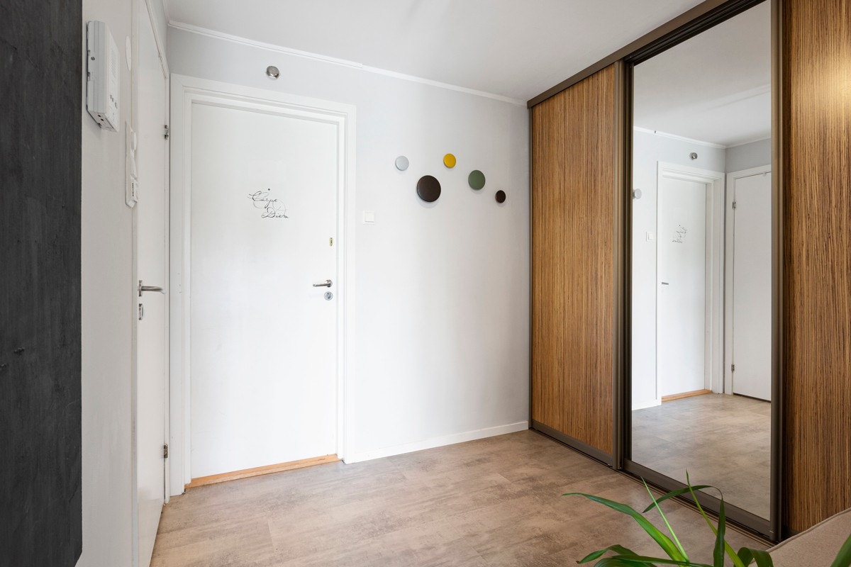 Entré/gang med praktisk skyvedørsgarderobe og plass til og henge fra seg ytterklær Galleribilde