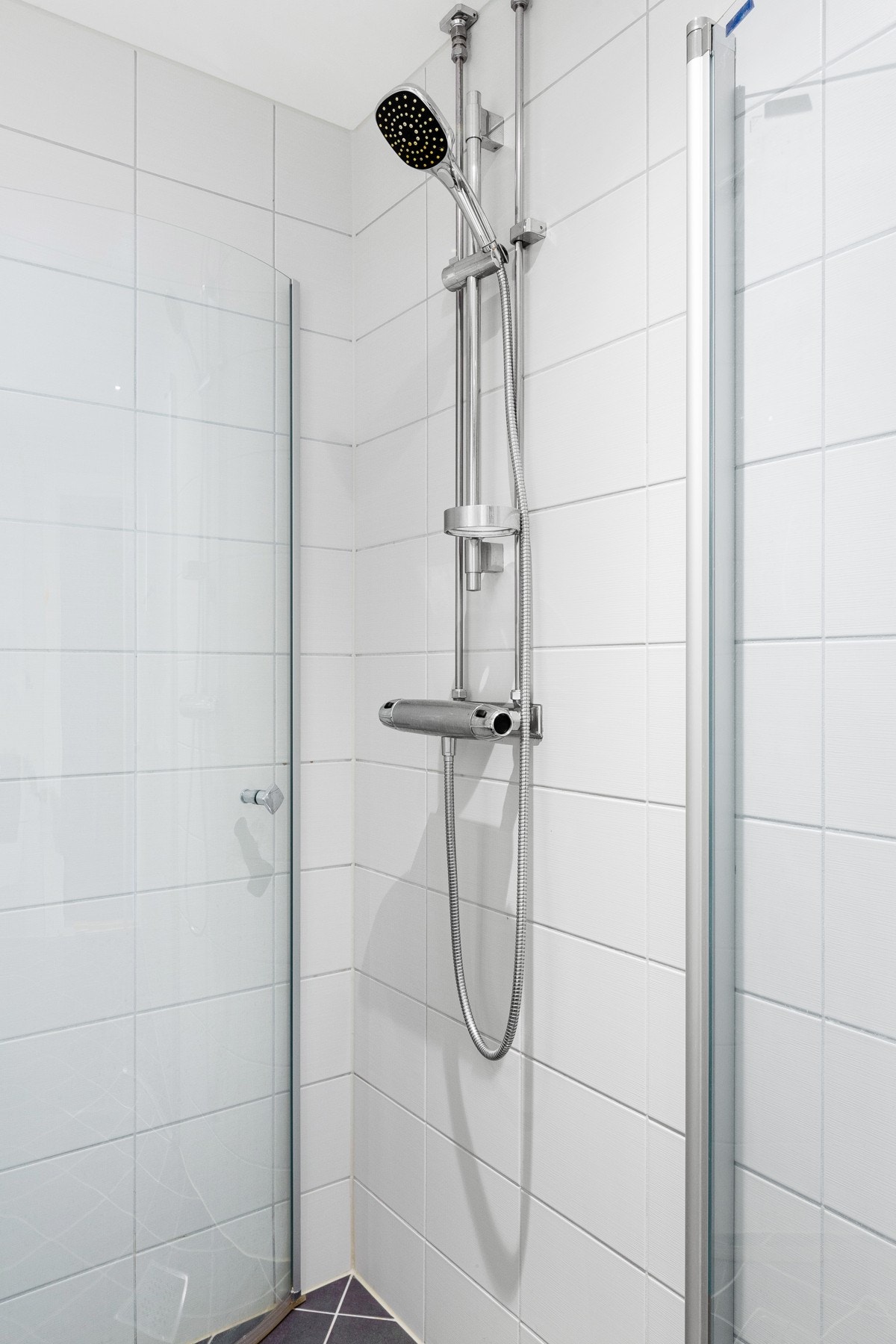 Dusjnisje med praktiske innfellbare glassdører Galleribilde