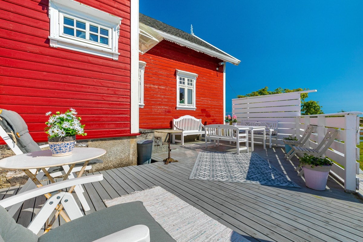 - Terrasse på baksiden av huset med gode solforhold i le for vinden - Galleribilde