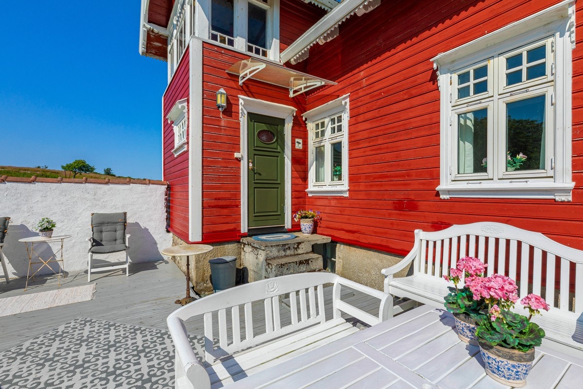- Fra terrassen finner du en av to innganger til boligen - Galleribilde