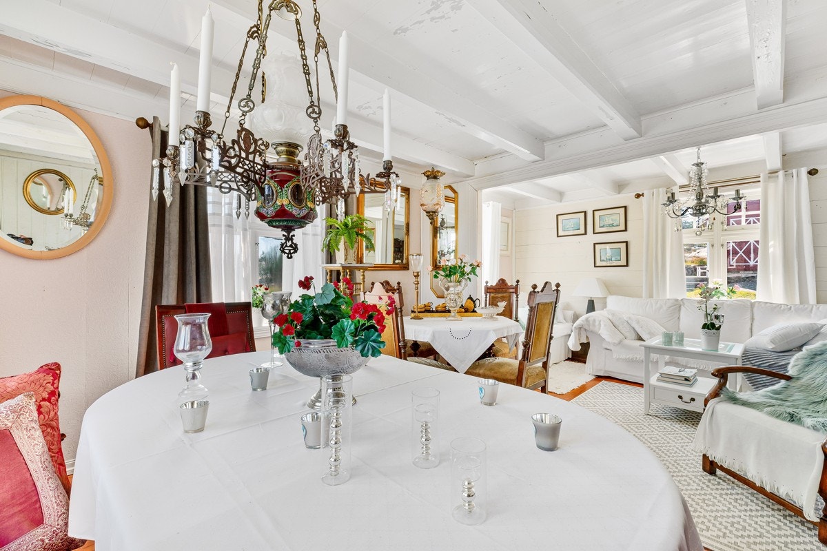 - Finstuen er innredet i to deler. En med sofa og tv, og en med høytidelig salong ? Galleribilde