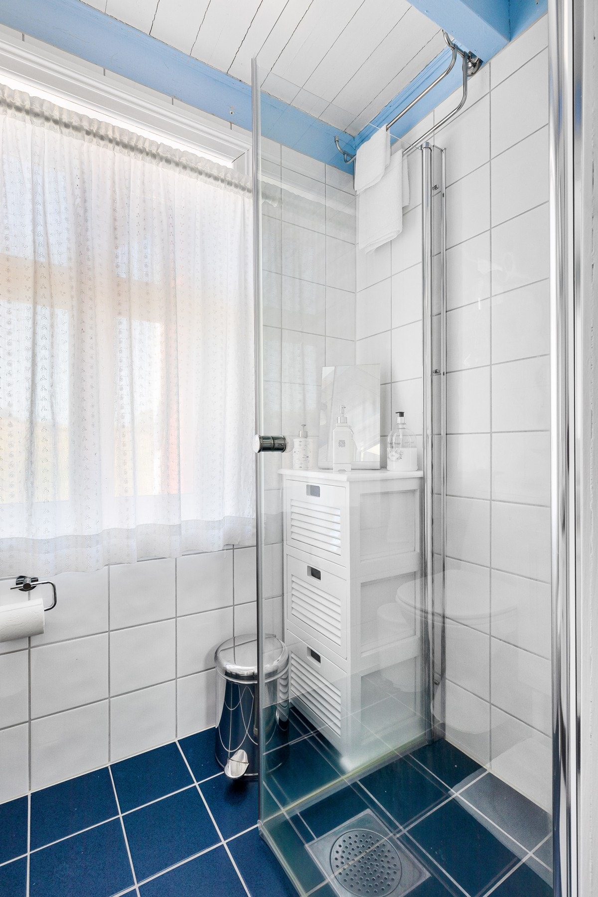 - Praktisk baderom med dusj, toalett og baderomsmøbel med god oppbevaringsplass - Galleribilde