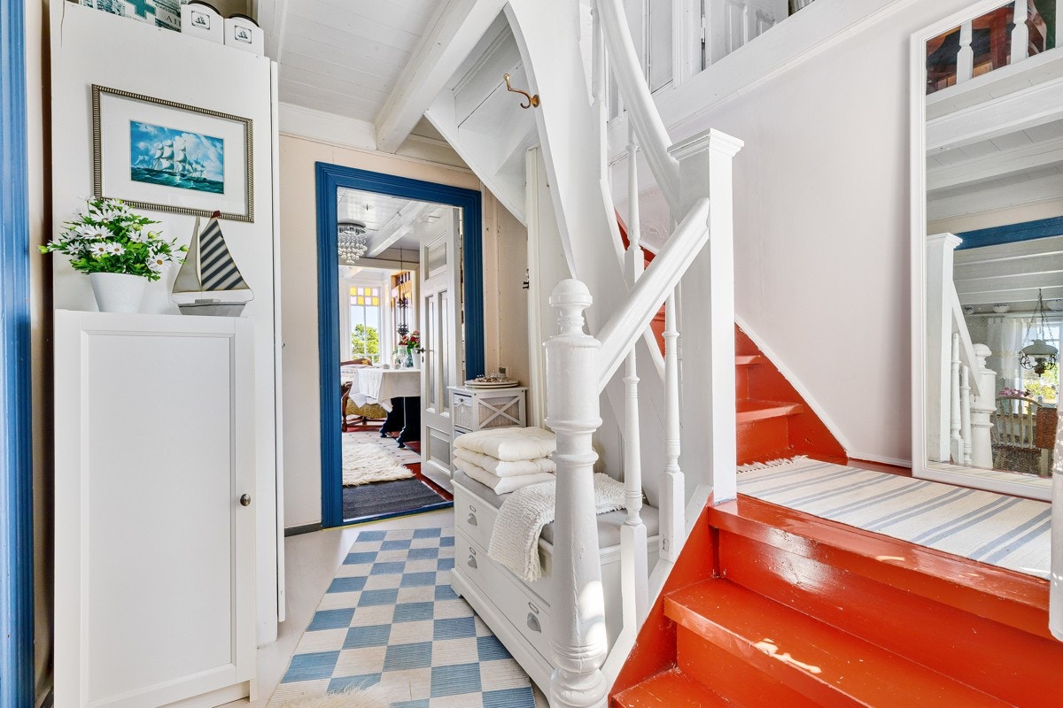 Trappen tar deg opp til boligens soverom og skipperstue - Galleribilde