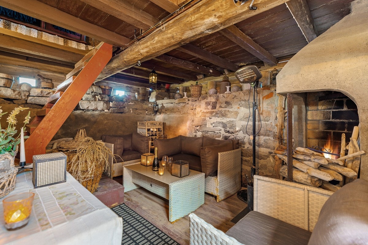 - Barkehuset er innredet som en fantastisk stue med peis - Galleribilde