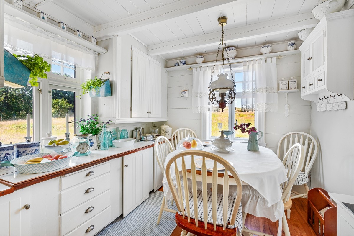 - De orginale detaljene fra 1885 går igjen i alle rom, slik at boligen har en gjennomgående ærvedig stil - Galleribilde