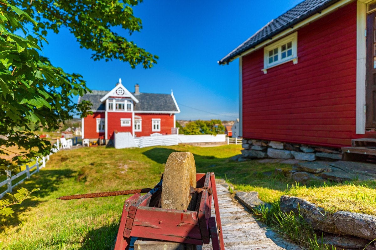 - På eiendommen er det mange bavarte skatter fra 1800- tallet. Alt medfølger boligen - Galleribilde